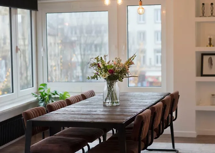 Stylish Central Flat, Steps To Beach