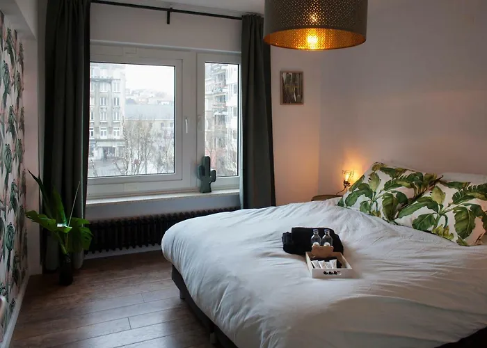 Stylish Central Flat, Steps To Beach *